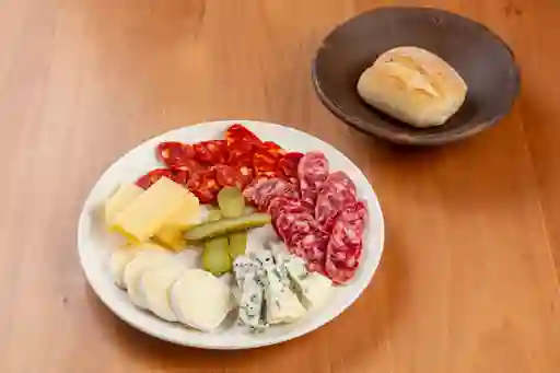 Plato de Queso y Charcutería