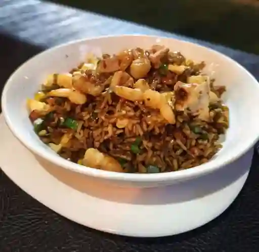 Yakimeshi Mix de Pollo y Camarones más Dos Arrollados Primavera