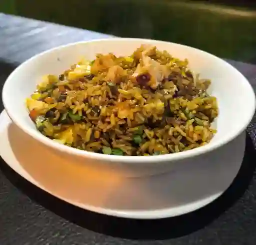 Yakimeshi de Cerdo más Dos Arrollados Primavera
