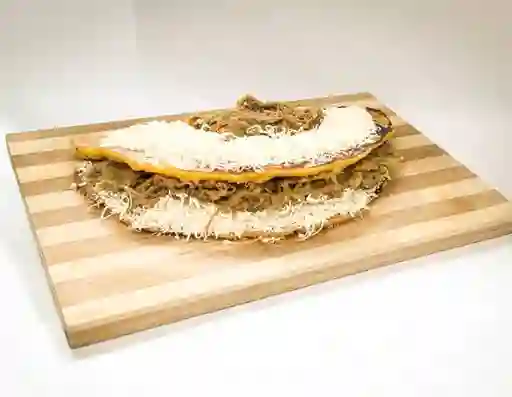 Cachapa con Carne Mechada y Queso Rallado