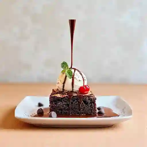 Brownie con Helado, Cerezas y Hojas de Menta.