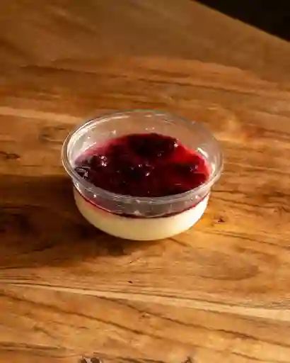 Panna Cotta con Salsa Di Frutti Di Bosco