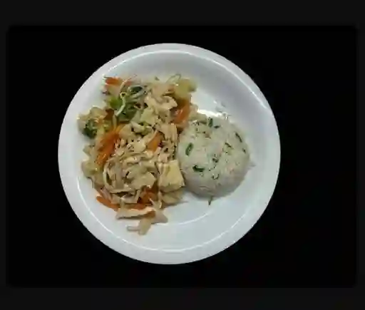 Chapsui de Pollo con Arroz Chaufán