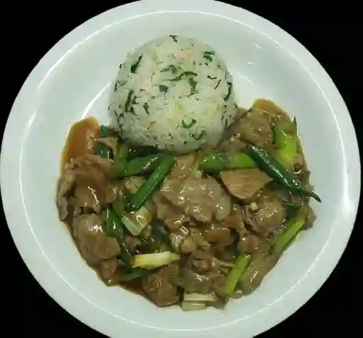 Carne Mongoliana con Arroz Chaufán