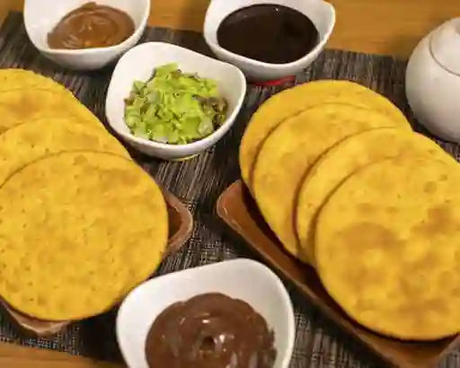 8 Sopaipillas Caseras 3 Salsas