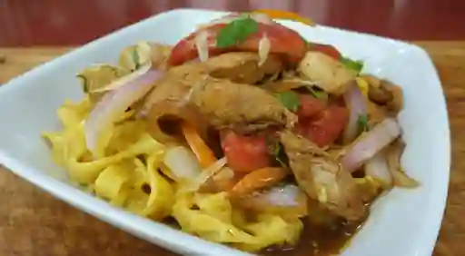 Tallarines a la Huancaína con Pollo Salteado