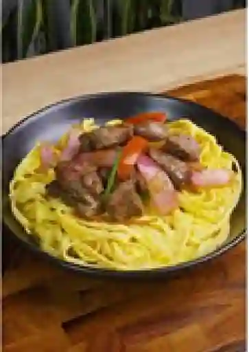Tallarines a la Huancaína con Salteado Mixto