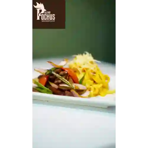 Fettuccini Huancaína con Lomo Saltado