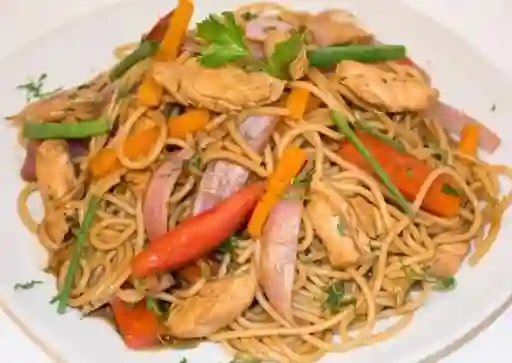 Tallarines Salteados con Pollo