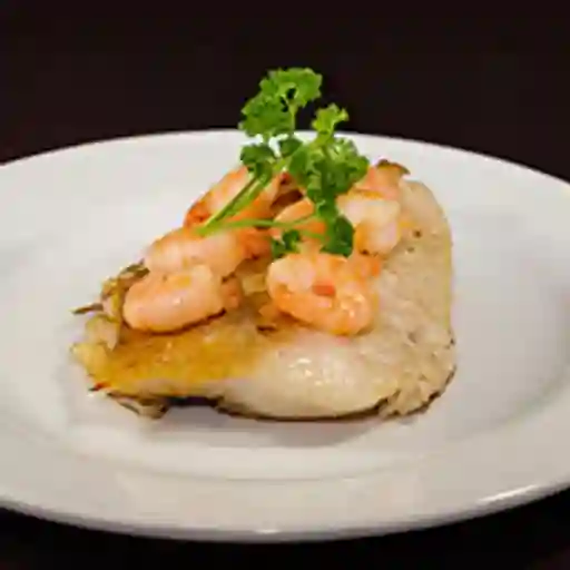 Merluza austral con salsa de camarón
