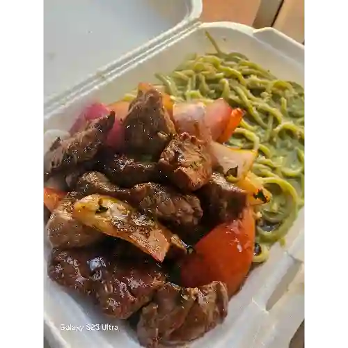 Lomo saltado tallarín pesto