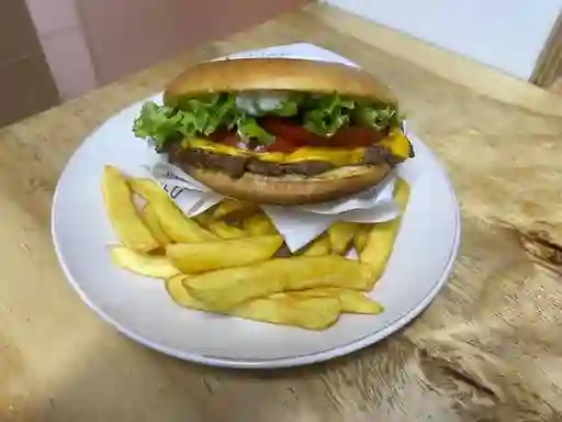 CHESSE BURGER + ROYAL BURGER + 1 BEBIDA