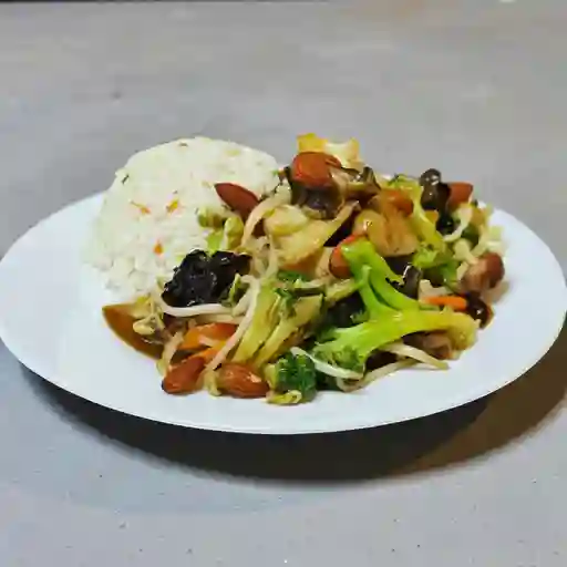 Chapsui de verduras con arroz chaufan