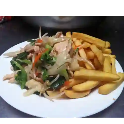 Chapsui de Pollo con Papa Frito