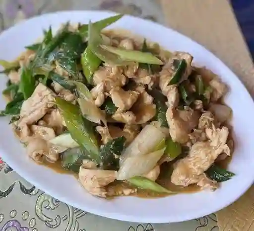 Pollo Mongoliano Mediano con Arroz