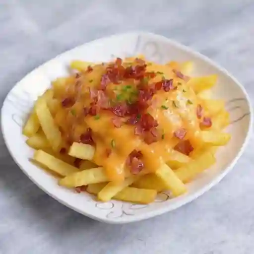 Papas Fritas Familiares con Cheddar y Tocino