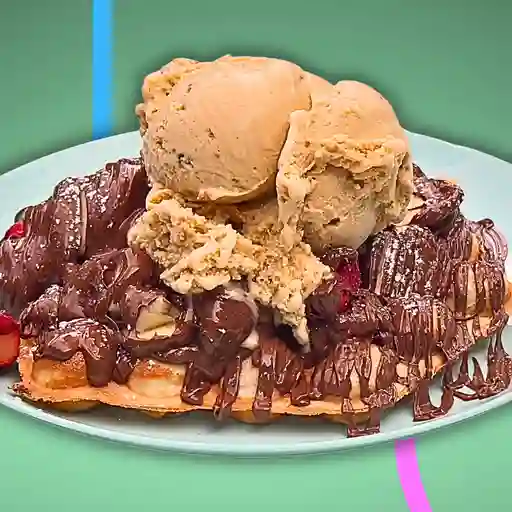Waffle con banana frutilla gelato