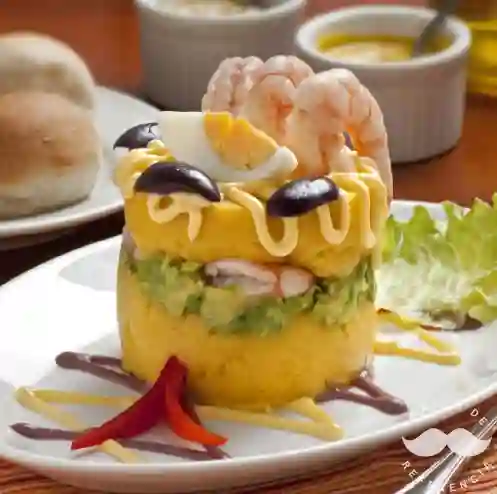 Causa Rellena de Camarones y Pulpa de Jaiba
