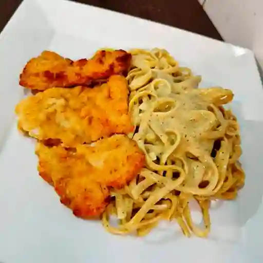 Milanesa de pollo con tallarin al pesto