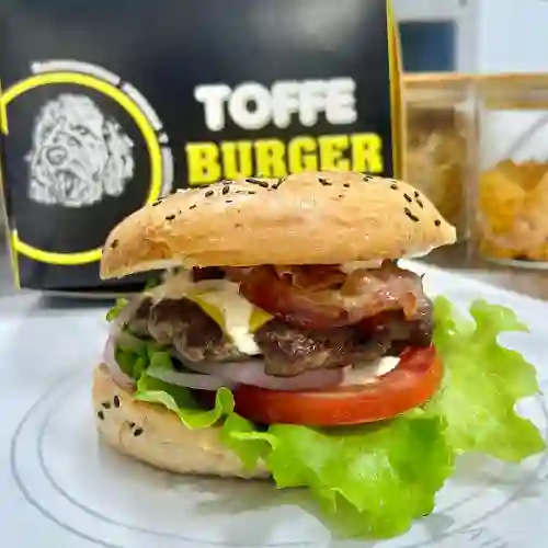 Toffe Bacon Burger + Papas Fritas