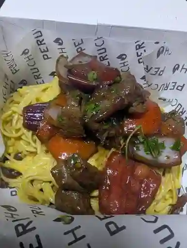 Lomo salteado tallarín huancaína