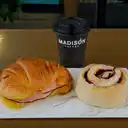 Café, Cinnamon Roll O Brownie y Sandwich