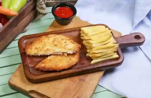 Pechuga de Pollo Apanada con Papas Fritas