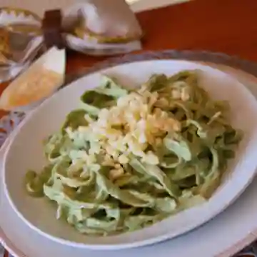 Pasta a Eleccion con Pesto y Mozzarella
