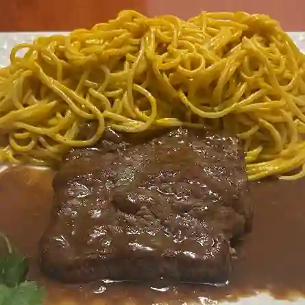 Tallarines huancaina con filete de lomo
