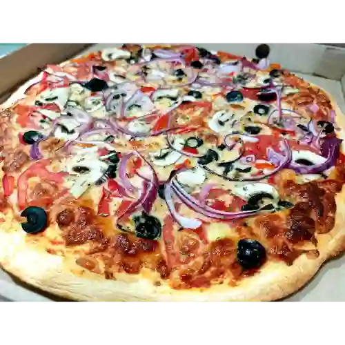 Pizza Familiar + Pan de Ajo + Bebida 2L