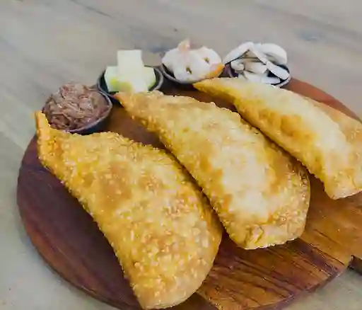 3 Empanadas Grandes Variadas