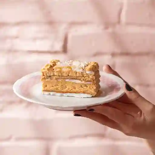 Porción torta merengue lúcuma