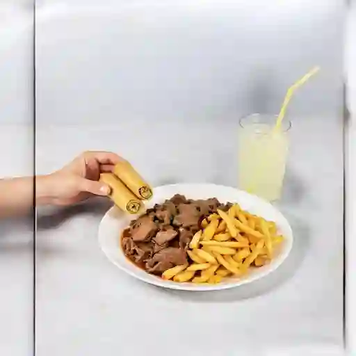 Carne Mongoliano Con Papas Fritas + 2u Arrollado Primavera