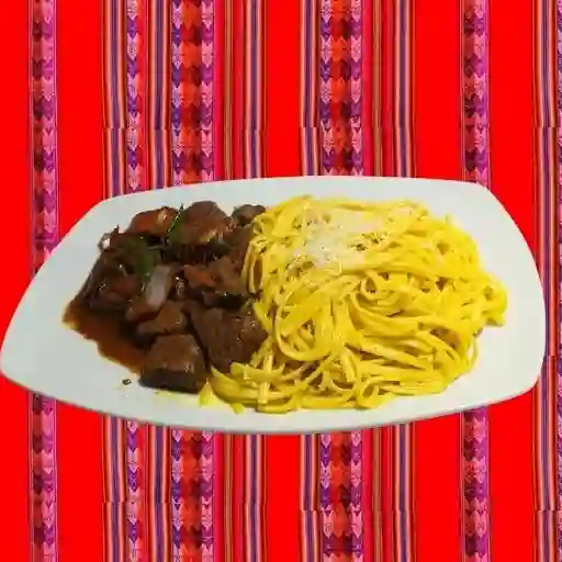 Tallarines huancaína con lomo saltado