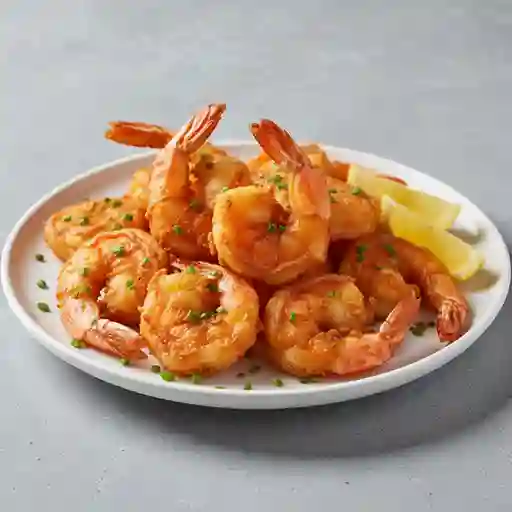 Chicharrón de Camarones con Papas Doradas y Salsa Criolla