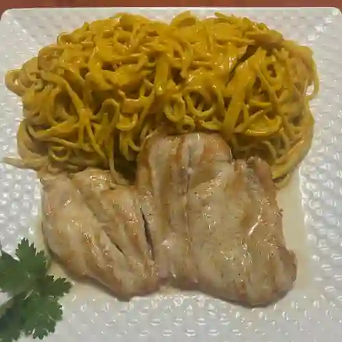 Tallarines Huancaina y Pechuga de Pollo