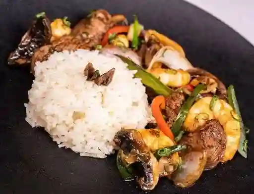 Tallarín Salteado Mar y Tierra