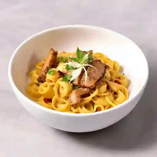 Fetuccini Huancaína con Lomo Salteado