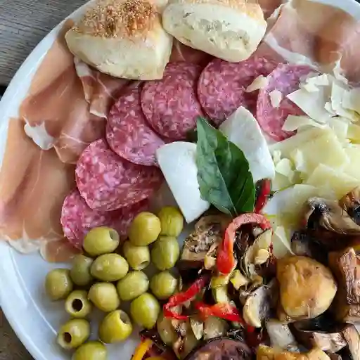 Piatto antipasti para compartir