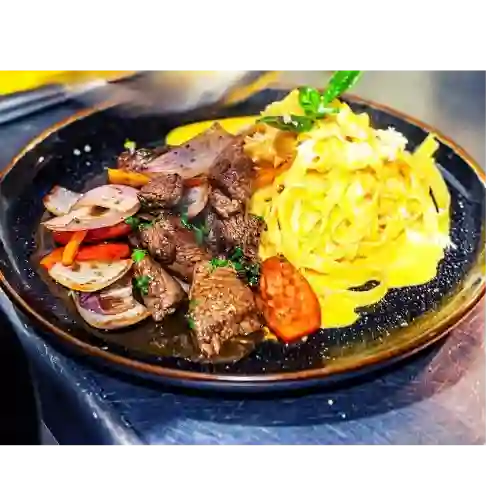 Fetuccini a la Huancaina con Lomo Saltea