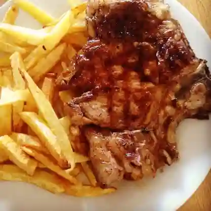 Chuleta Parrillera con Papas Mayo