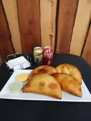 Empanada de Jamon y Queso con Coca-Cola