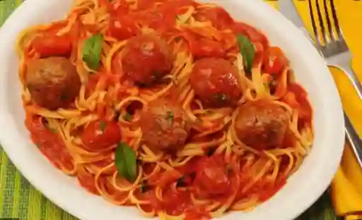 Tallarines con Albóndigas