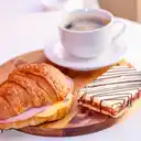 Croissant Jamón Queso + Snack + Café