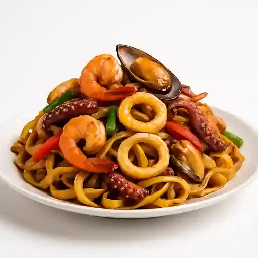 Tallarín Saltado con Mariscos