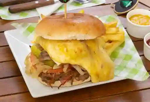 Sandwich de Mechada Del Bajón+papas Fri