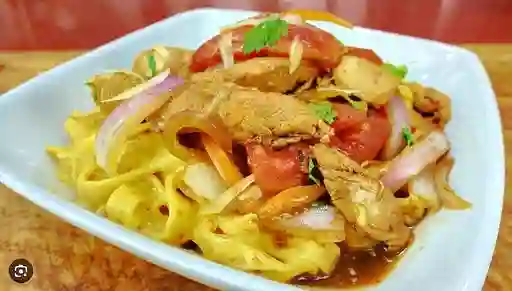 Fettuccine a la Huancaina con Pollo Saltado
