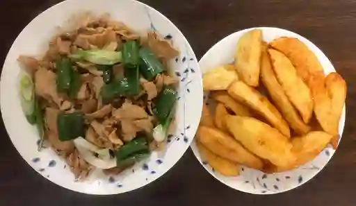 Cerdo mongoliano con papas fritas