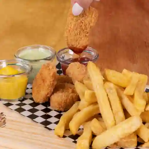 12 Nuggets con Papas Fritas