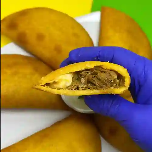 Empanada Carne Mechada con Queso Gouda